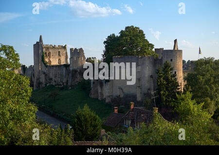 Le rovine del castello di angoli sur l'Anglin in Vienne Francia - uno dei più bei villaggi di Francia. Foto Stock