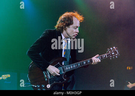 Angus giovane australiano di gruppo Rock AC/DC eseguendo all'Hammersmith Apollo. Il 21 ottobre 2003, Londra, Inghilterra, Regno Unito. Foto Stock