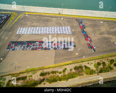 Vista aerea del grande parcheggio con nuovi autoveicoli importati in Port Melbourne, Australia Foto Stock