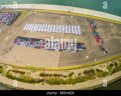 Antenna vista panoramica di ampio parcheggio con nuovi autoveicoli importati in Port Melbourne, Australia Foto Stock