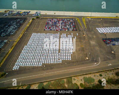 Paesaggio di antenna di ampio parcheggio con nuovi autoveicoli importati in Port Melbourne, Australia Foto Stock