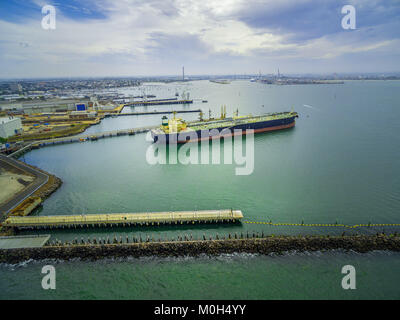 Vista aerea del grande nautico industriale nave ormeggiata al molo di Williamstown, Melbourne, Australia Foto Stock