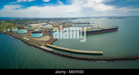 Panoramica aerea di grossi impianti industriali nautica nave ormeggiata al molo di Williamstown, Melbourne, Australia Foto Stock