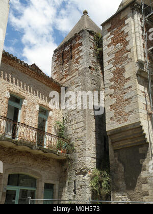 La Chiesa di Saint-Urcisse a Cahors, in Francia, è una storica chiesa romanica caratterizzata da architettura in pietra, archi e significato culturale all'interno della regione di Lot. Foto Stock