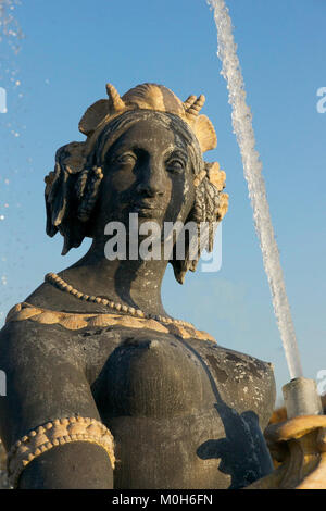 Il busto della Fontaine des Fleuves a Place de la Concorde, Parigi, rappresenta una ninfa che simboleggia i fiumi francesi. È un notevole esempio di scultura e arte francese del XIX secolo. Foto Stock
