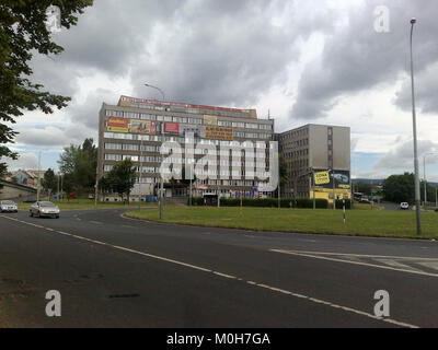 L'edificio 'Budova u Rondelu' a Ústí nad Labem, Repubblica Ceca, noto per il suo design architettonico e il contesto urbano Foto Stock