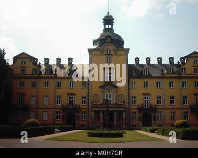 Il castello di Bückeburg in Germania è una residenza reale storica caratterizzata da un'architettura rinascimentale e che funge da importante punto di riferimento culturale. Foto Stock