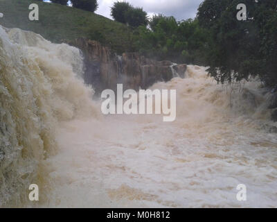 Cachoeira da Fumacha è una cascata situata a Bahia, Brasile. È uno dei più alti del paese, conosciuto per la sua spettacolare discesa e i dintorni naturali all'interno del Parco Nazionale Chapada Diamantina. Foto Stock
