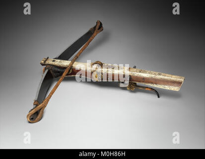 Una grande balestra dell'armatura completa di Johann Georg, barone von Rechenberg, esposta al Metropolitan Museum of Art Il pezzo esemplifica le armi medievali, l'artigianato delle armature e la tecnologia militare del periodo. Foto Stock