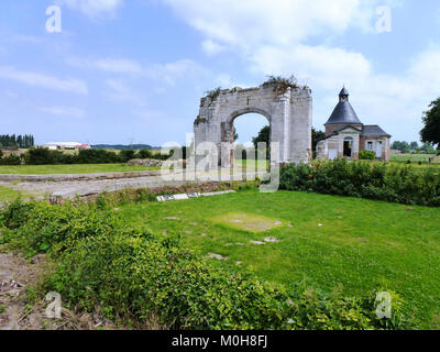 Busnes (Pas-de-Calais) château Du Quesnoy, vestigia et chapelle, vue d'ensemble Foto Stock