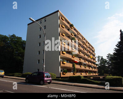 Questa fotografia (foto 1) mostra l'edificio in Breslauer Str. 48, codice postale 66121, Saarbrücken, Germania, raffigurante la sua architettura esterna e gli elementi della facciata. Foto Stock