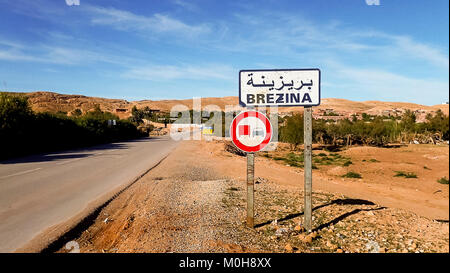 Brezina è una città dell'Algeria, conosciuta per i suoi dintorni desertici e la sua posizione all'interno della provincia di El Bayadh. Rappresenta i paesaggi aridi e gli insediamenti tipici dell'Algeria centrale. Foto Stock