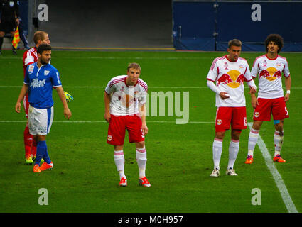 Una scena di una partita di calcio della Bundesliga tra il Red Bull Salzburg e il SV Grödig, mostrando i giocatori in competizione durante una partita di campionato. Foto Stock