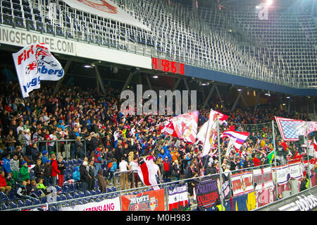 Questa immagine cattura una partita di calcio tra il Salzburg e il SV Grödig nella Bundesliga austriaca, mostrando il gioco dinamico e la natura competitiva del calcio professionistico austriaco. Foto Stock