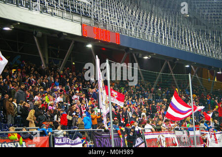 Una partita di calcio tra il Salzburg e il SV Grödig nella Bundesliga austriaca, evidenziando la competizione tra due squadre professionistiche. L'immagine cattura i giocatori in azione durante una partita di campionato sottolineando la cultura calcistica austriaca. Foto Stock