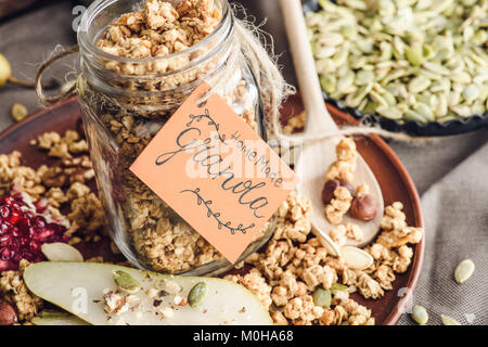 In casa di muesli gustosi in un barattolo di vetro con tag Foto Stock