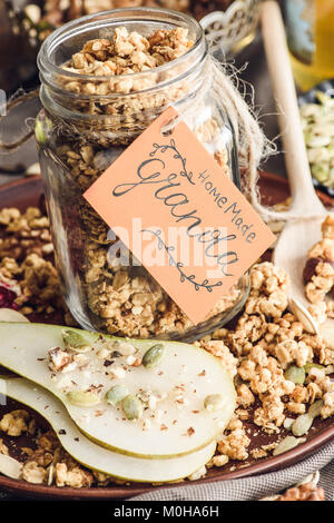 Muesli fatti in casa in un barattolo di vetro con tag sul vassoio Foto Stock