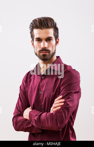 Studio shot Ritratto di giovane imprenditore arrabbiato. Foto Stock