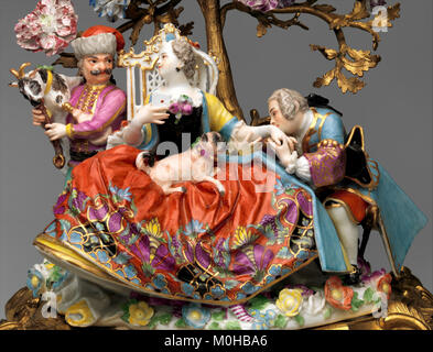 Orologio francese del XVIII secolo (pendule de cheminée) che si tiene presso il Metropolitan Museum of Art, esponendo artigianato raffinato, opere in bronzo dorato e stile decorativo classico. Foto Stock