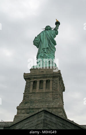 La Statua della Libertà, Liberty Island e il porto di New York, New York City, Stati Uniti d'America. Foto Stock