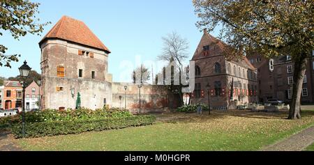 Mura medievali della città tra cui Wijndragerstoren torre lungo Thorbeckegracht / Thorbecke canal, Zwolle, Paesi Bassi. Sulla destra Broeren medievale convento Foto Stock