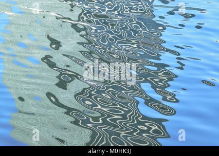 Texture di sfondo di costruzione astratta ombre sull'acqua Foto Stock