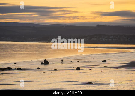 Dog walkers fate una passeggiata lungo la spiaggia di Portobello a Edimburgo durante il sunrise. Dotato di: Sunrise dog walkers dove: Portobello, Regno Unito quando: 21 Dic 2017 Credit: Euan ciliegio/WENN.com Foto Stock