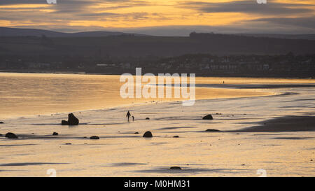 Dog walkers fate una passeggiata lungo la spiaggia di Portobello a Edimburgo durante il sunrise. Dotato di: Sunrise dog walkers dove: Portobello, Regno Unito quando: 21 Dic 2017 Credit: Euan ciliegio/WENN.com Foto Stock