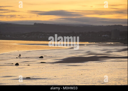 Dog walkers fate una passeggiata lungo la spiaggia di Portobello a Edimburgo durante il sunrise. Dotato di: Sunrise dog walkers dove: Portobello, Regno Unito quando: 21 Dic 2017 Credit: Euan ciliegio/WENN.com Foto Stock