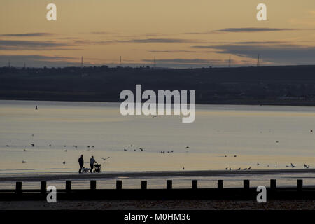 Dog walkers fate una passeggiata lungo la spiaggia di Portobello a Edimburgo durante il sunrise. Dotato di: Sunrise dog walkers dove: Portobello, Regno Unito quando: 21 Dic 2017 Credit: Euan ciliegio/WENN.com Foto Stock