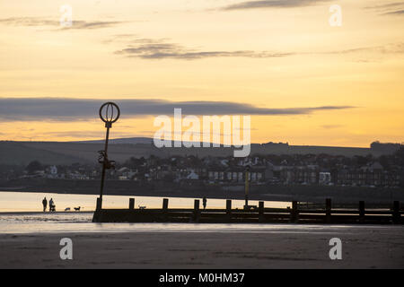 Dog walkers fate una passeggiata lungo la spiaggia di Portobello a Edimburgo durante il sunrise. Dotato di: Sunrise dog walkers dove: Portobello, Regno Unito quando: 21 Dic 2017 Credit: Euan ciliegio/WENN.com Foto Stock