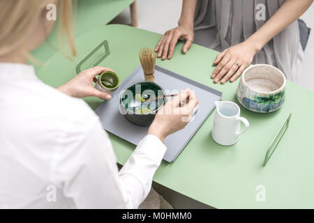 Realizzazione di Verde matcha tea Foto Stock