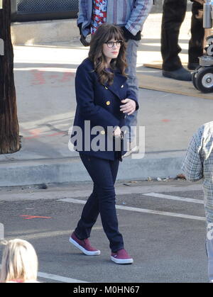 EXCLUSIVE Zooey Deschanel sul set le riprese di "nuova ragazza' dotata di: Zooey Deschanel dove: Los Angeles, California, Stati Uniti quando: 21 Dic 2017 Credit: WENN Foto Stock