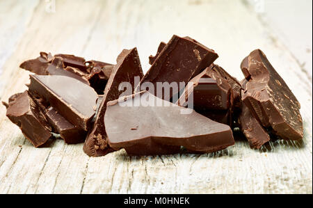 Close up di pezzetti di cioccolato su sfondo di legno Foto Stock