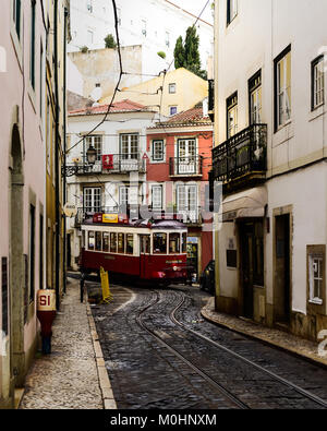 Lisbona, Portogallo - 10 dicembre 2017: il vecchio tram storico per le strade di Alfama quartiere di Lisbona Foto Stock