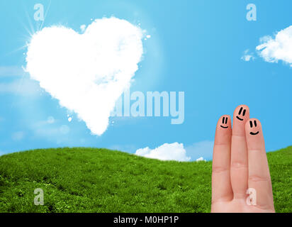 Felice allegro smiley dita guardando a forma di cuore ad cloud Foto Stock
