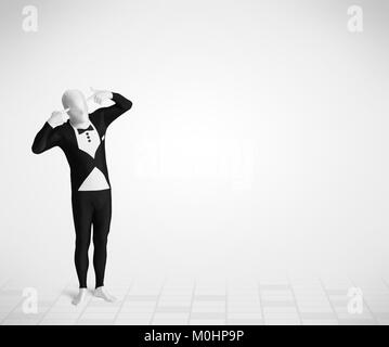 Funny guy nel corpo morphsuit suit guardando il vuoto dello spazio di copia Foto Stock