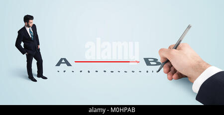 Imprenditore guardando alla linea rossa da a a b disegnata a mano concetto sullo sfondo Foto Stock
