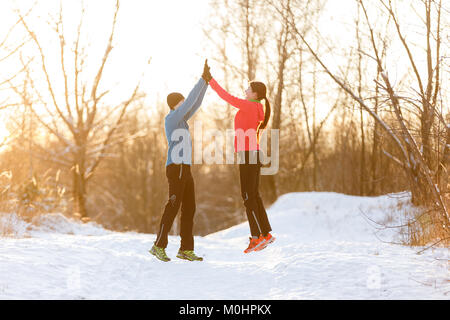 Immagine di giovani sportivi facendo handshake in winter park a pomeriggio Foto Stock