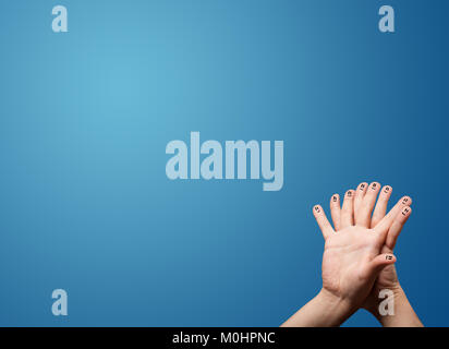 Felice Smiley face dita allegramente guardando vuoto azzurro sfondo spazio di copia Foto Stock