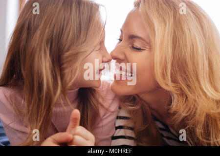 Amare la madre e il figlio di lei abbracciando Foto Stock