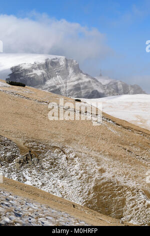 Vista panoramica delle montagne dei Carpazi con la croce sul picco di Caraiman contro blu cielo chiaro, vicino a Busteni e Sinaia Foto Stock