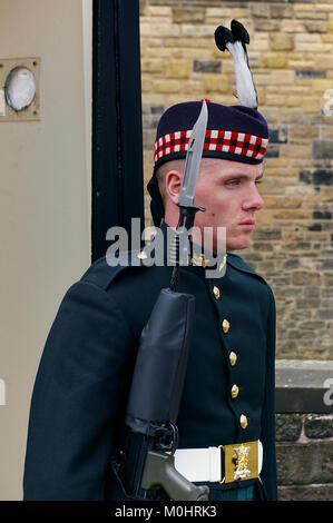 Edimburgo, Scozia - Giugno 2nd, 2012 - soldato del reggimento reale della Scozia in pieno uniforme del vestito che porta il suo fucile con baionetta fisso di guardia Foto Stock