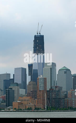 One World Trade Center (AKA 1 World Trade Center, un WTC, 1 WTC e libertà Torre) ancora in costruzione luglio 2012, vista dal fiume Hudson, inferiore Foto Stock