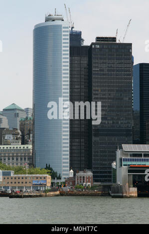 Vista del grattacielo di edifici per uffici con la United States Coast Guard National Maritime Centre sulla sinistra e lo Staten Island Ferry Whitehall T Foto Stock