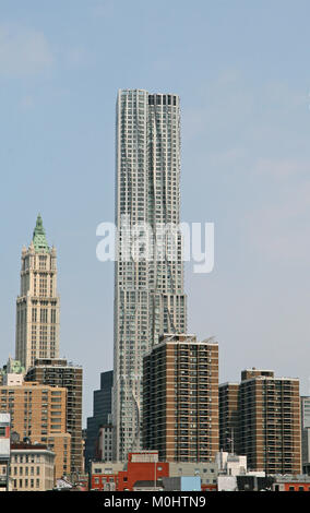Vista del 8 Spruce Street contro parzialmente cielo nuvoloso, originariamente noto come Beekman Tower, la parte inferiore di Manhattan, New York City, nello Stato di New York, Stati Uniti d'America. Foto Stock