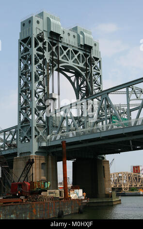 Gru da cantiere dal fiume Harlem ponte di sollevamento, Harlem River, Upper Manhattan, New York City, nello Stato di New York, Stati Uniti d'America. Foto Stock