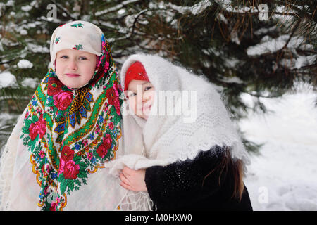 Due bambine in pelliccia e sciarpe russo Foto Stock