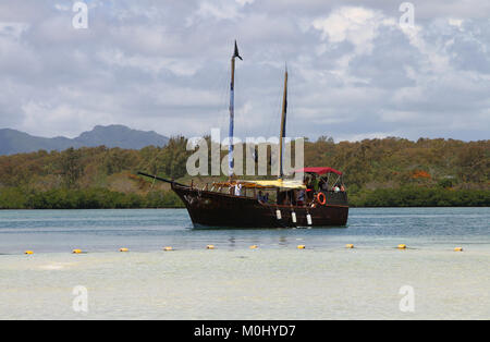 Pirate crociera in barca su una spiaggia a Ile aux Cerfs su un semi-giorno nuvoloso, privatamente posseduto isola vicino alla costa est della Repubblica di Mauritius in Fl Foto Stock