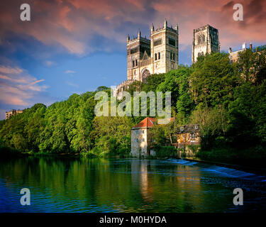 GB - DURHAM: la cattedrale sopra l'usura sul fiume Foto Stock